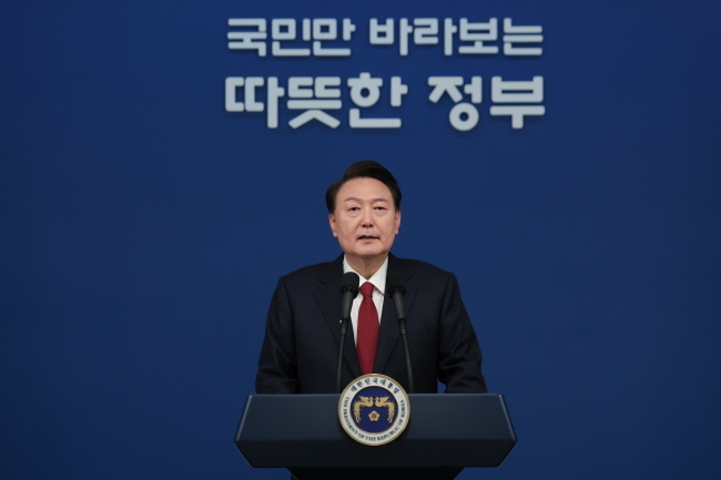 윤석열 대통령이 2024년 갑진년 새해 첫날인 1일 서울 용산 대통령실 청사에서 신년사를 발표하고 있다. (사진=대통령실 제공)