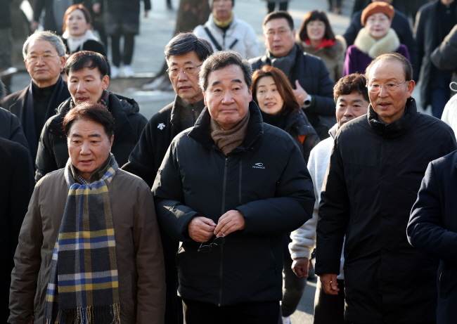 이낙연 전 더불어민주당 대표가 1일 경기 고양시 행주산성에서 신년인사회를 개최하고 지지자 등과 행주대첩비를 참배하기 위해 이동하고 있다. (사진=뉴시스 제공)