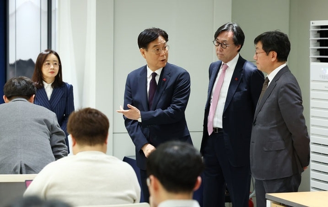 신임 비서실장으로 임명된 이관섭 정책실장과 성태윤 신임 정책실장, 장호진 신임 국가안보실장이 지난해 12월 28일 서울 용산 대통령실 청사에서 열린 인사 발표 관련 브리핑을 마친 뒤 대화하고 있다.(사진=뉴시스 제공)