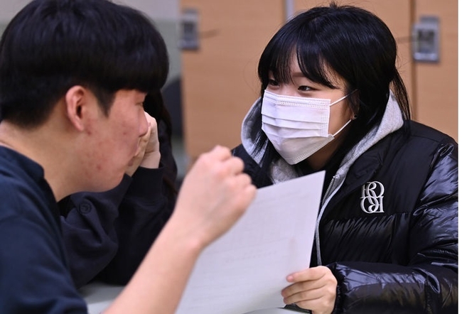 2024학년도 대학수학능력시험 성적표가 배부된 지난해 12월 8일 경기도 수원시 효원고등학교 3학년 교실에서 수험생들이 성적표를 살펴보고 있다. (사진=뉴시스 제공)
