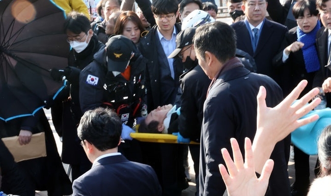 이재명 더불어민주당 대표가 2일 오전 부산 강서구 대항전망대를 방문해 가덕신공항 건설 예정지를 둘러본 뒤 흉기 피습을 당해 병원으로 이송되고 있다.(사진=뉴시스 제공)