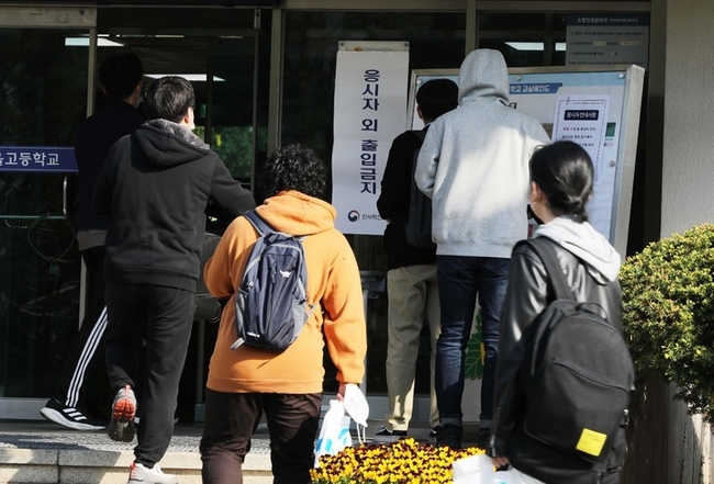 국가공무원 9급 공개경쟁채용 필기시험일인 지난해 4월 8일 서울 서초구의 한 학교 시험장에 수험생들이 들어가고 있다.(사진=인사혁신처 제공)