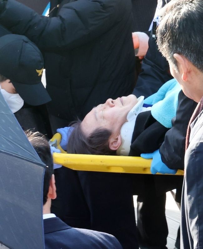  이재명 더불어민주당 대표가 2일 오전 부산 강서구 대항전망대를 방문해 가덕신공항 건설 예정지를 둘러본 뒤 흉기 피습을 당해 이송되고 있다.(사진=뉴시스 제공)