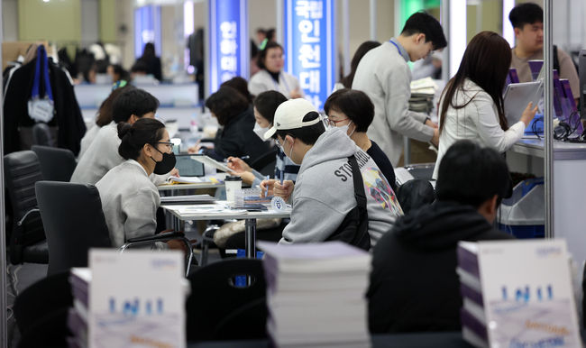 14일 서울 강남구 코엑스에서 열린 2024학년도 정시 대학입학정보박람회에서 수험생들이 각 대학 부스에서 입학 상담을 받고 있다. (사진=뉴시스 제공)