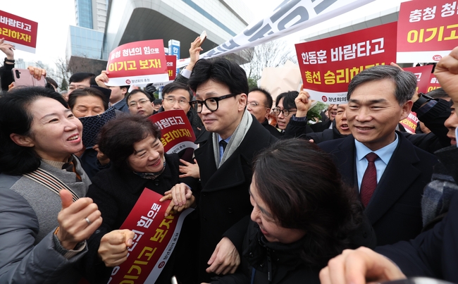 한동훈 국민의힘 비상대책위원장이 2일 오전 대전 동구 대전역에 도착, 지지자들과 인사하고 있다.(사진=뉴시스 제공)
