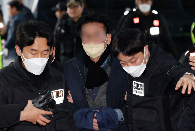 이재명 더불어민주당 대표에게 흉기를 휘두른 혐의로 체포된 60대 남성 A씨가 2일 오후 부산 연제구 부산경찰청에 마련된 수사본부로 압송되고 있다.(사진=뉴시스 제공)