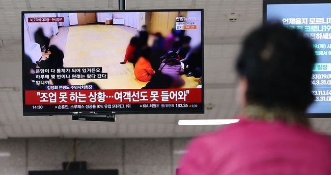 북한이 서해상에서 포병사격을 실시해 연평도 주민 대피령이 내려진 5일 인천 중구 인천항 연안여객터미널에서 한 시민이 관련 뉴스를 시청하고 있다.(사진=뉴시스 제공)