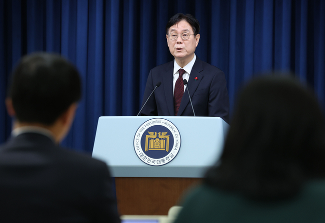  이관섭 대통령 비서실장이 5일 서울 용산 대통령실 청사에서 임시국무회의 쌍특검법 국회 재논의 요구 안건 관련 브리핑을 하고 있다.(사진=뉴시스 제공)