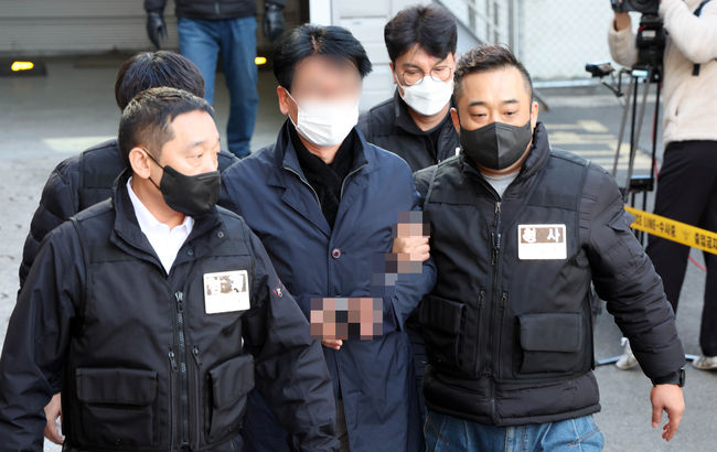 이재명 더불어민주당 대표를 흉기로 찌른 혐의로 검거된 김모(67)씨가 구속전피의자심문(영장실질심사)를 받기 위해 4일 오후 부산 연제구 연제경찰서를 나서 호송차량으로 이동하고 있다.(사진=뉴시스 제공)