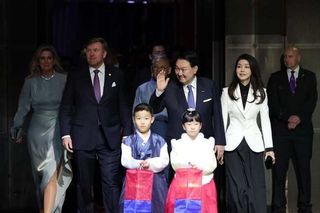 네덜란드를 국빈 방문한 윤석열 대통령과 부인 김건희 여사가 작년 12월 12일(현지시간) 빌럼 알렉산더르 국왕, 막시마 왕비와 함께 암스테르담 아파스 라이브에서 열린 답례문화행사에서 입장하고 있다. (사진=공동취재/뉴시스 제공)