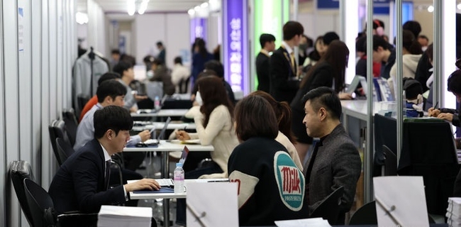 지난해 12월14일 서울 강남구 코엑스에서 열린 2024학년도 정시 대학입학정보박람회에서 수험생들이 각 대학 부스에서 입학 상담을 받고 있다. (사진=뉴시스 제공)
