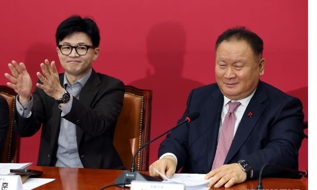 한동훈 국민의힘 비상대책위원장이 8일 오전 서울 여의도 국회에서 열린 비대위 회의에서 국민의힘 입당한 이상민 의원을 축하하며 박수를 치고 있다. (사진=뉴시스 제공)