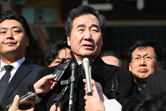 이낙연 더불어민주당 전 대표가 7일 오전 광주 북구 운정동 국립5·18민주묘지 민주의 문 앞에서 질의응답하고 있다.(사진=뉴시스 제공)