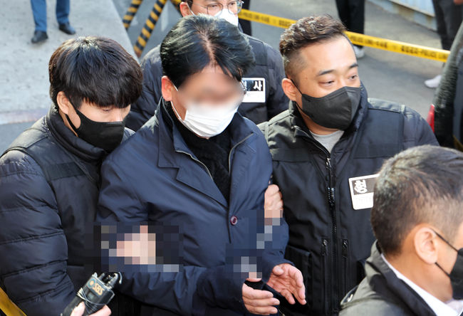 이재명 더불어민주당 대표를 흉기로 찌른 혐의로 검거된 김모(67)씨가 구속전피의자심문(영장실질심사)를 받기 위해 지난 4일 오후 부산 연제구 연제경찰서를 나서고 있다