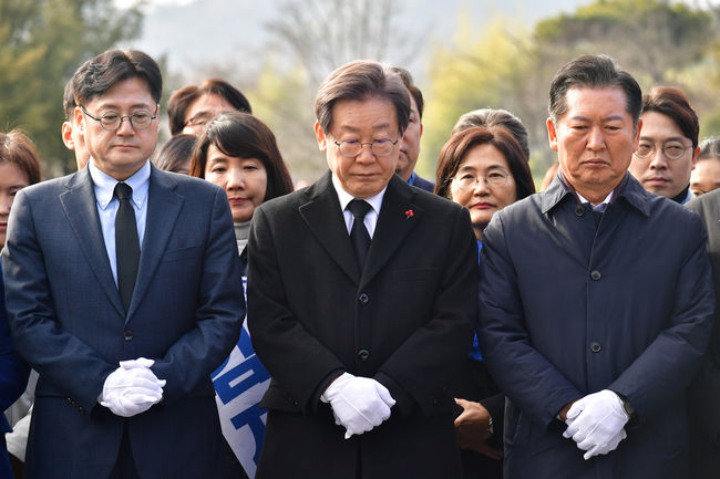 지난 1일 오전 더불어민주당 이재명 대표가 당 지도부와 함께 경남 김해시 진영읍 봉하마을 故 노무현 전 대통령 묘역을 참배하고 있다
