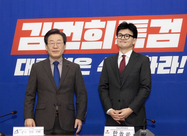  이재명 더불어민주당 대표가 지난해 12월 29일 오후 서울 여의도 국회 민주당 대표실을 예방한 한동훈 국민의힘 비상대책위원장과 환담을 나누기 전 기념촬영을 하고 있다.