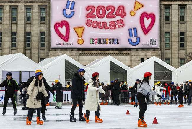 갑진년 (甲辰年) 새해 첫 날인 1월 1일 서울 중구 서울도서관 외벽에 '2024년 소울(SOUL) 충전'이라는 문구가 담긴 현수막이 걸려있다.