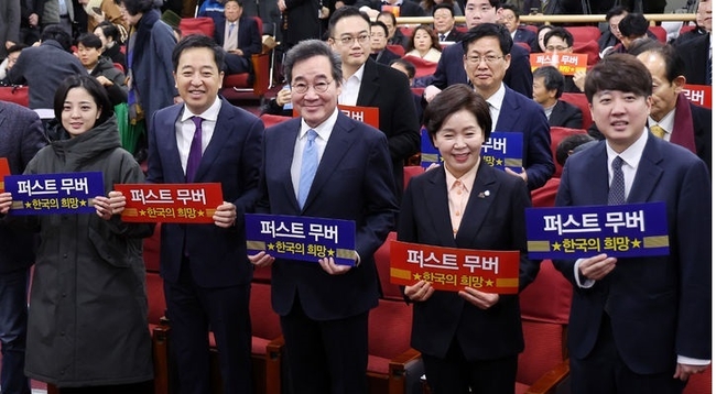 이준석(오른쪽부터) 전 국민의힘 당 대표와 양향자 한국의희망 대표, 이낙연 전 더불어민주당 대표, 금태섭 새로운선택 공동대표, 류호정 정의당 의원이 9일 오전 서울 여의도 국회에서 열린 양향자 한국의희망 대표 출판기념회에서 기념촬영을 하고 있다.(사진=뉴시스 제공)
