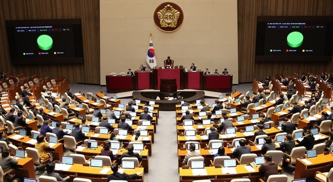 9일 오후 서울 여의도 국회 본회의장에서 열린 제411회국회(임시회) 4차 본회의에서 '개의 식용 목적의 사육ㆍ도살 및 유통 등 종식에 관한 특별법안(대안)'이 가결되고 있다. (사진=뉴시스 제공)