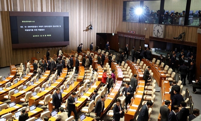  9일 오후 서울 여의도 국회 본회의장에서 열린 제411회국회(임시회) 4차 본회의에서 이상민 행정안전부 장관이 출석한 가운데 '10·29이태원참사 피해자 권리보장과 진상규명 및 재발방지를 위한 특별법안(수정안)'이 상정된 후 국민의힘 의원들이 퇴장하고 있다.(사진=뉴시스 제공)