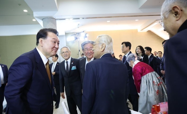 윤석열 대통령이 9일 서울 서초구 예술의전당에서 열린 2024 문화예술인 신년인사회에서 배우 이순재, 최불암 등 참석자들과 인사하고 있다.(사진=뉴시스 제공)