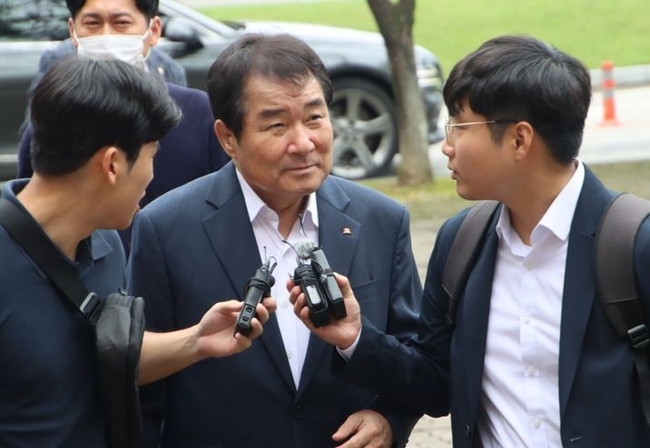 공직선거법 위반 혐의로 구속영장이 청구된 김충섭 경북 김천시장이 구속 전 피의자 심문(영장실질심사)을 받기 위해 31일 대구지법 김천지원 법정으로 출석하고 있다.(사진=뉴시스 제공)
