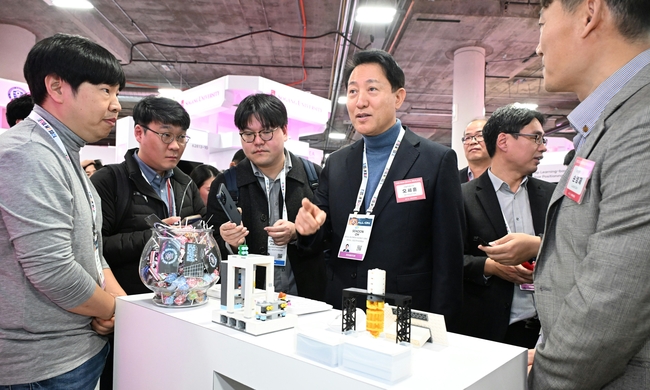 오세훈 서울시장이 9일 오전 11시(현지시간) 서울 바이오허브, 서울 인공지능(AI) 허브 등 13개 기관과 스타트업 81곳이 참여하는 서울관 내 전시부스를 둘러보고 있다.(사진=서울시/뉴시스 제공).