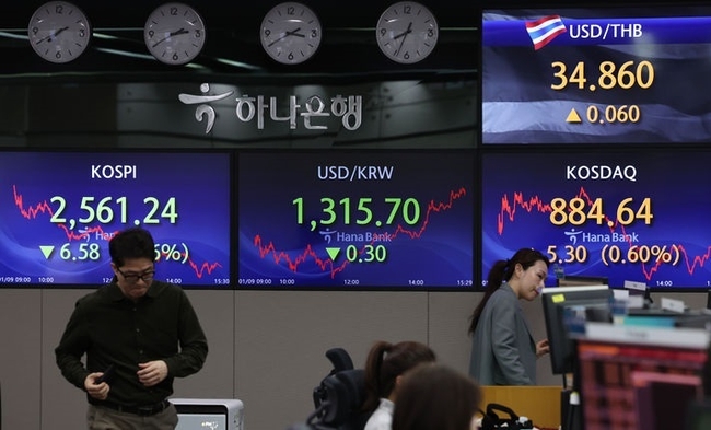 지난 9일 서울 중구 하나은행 딜링룸에서 딜러.들이 업무를 보고 있다.(사진=뉴시스 제공)
