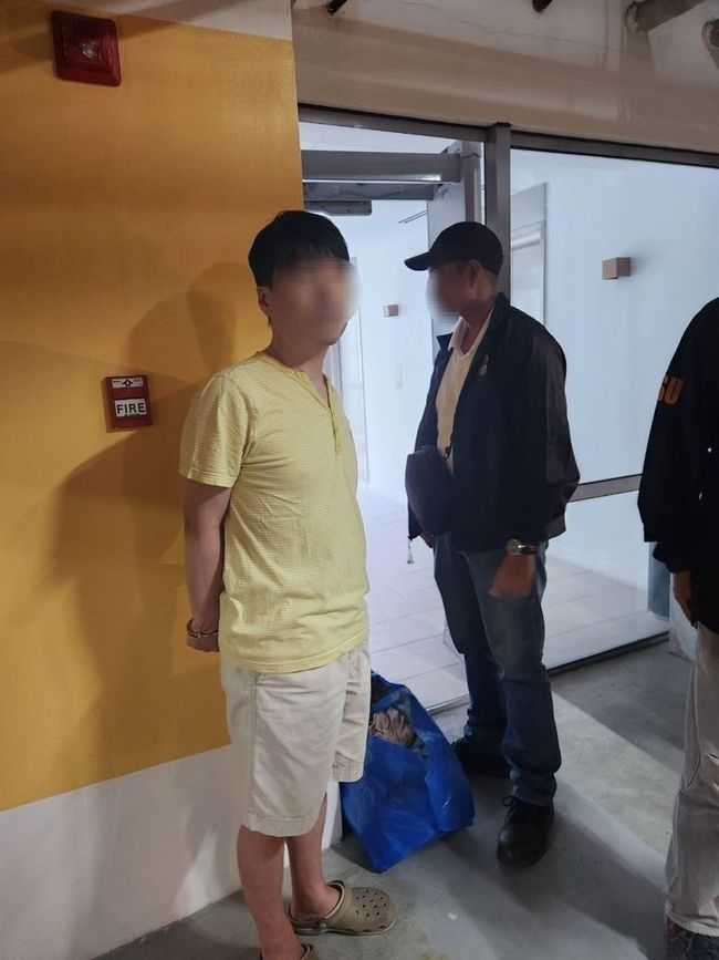 경찰청은 전날(9일) 오후 5시13분(현지시간)께 필리핀 현지에서 국민건강보험공단 재정관리팀장 최모(44)씨를 검거했다고 10일 밝혔다. 사진은 현지에서 붙잡힌 최씨. (사진=경찰청 제공) 
