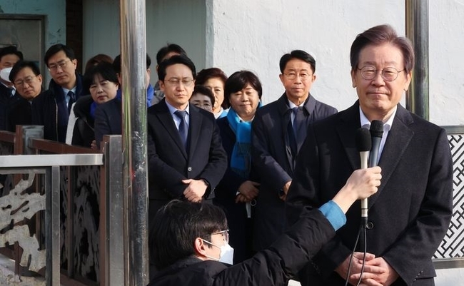 이재명 더불어민주당 대표가 10일 서울 종로구 서울대학교병원에서 퇴원해 입장을 밝히고 있다.(사진=뉴시스 제공)