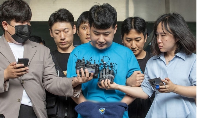 서울 관악구 신림동에서 일면식도 없는 행인들에게 흉기를 휘둘러 1명을 숨지게 하고 3명에게 중상을 입힌 혐의로 구속된 조선이 지난해 7월28일 오전 서울 관악구 서울관악경찰서에서 검찰로 송치되고 있다. (사진=뉴시스 제공)