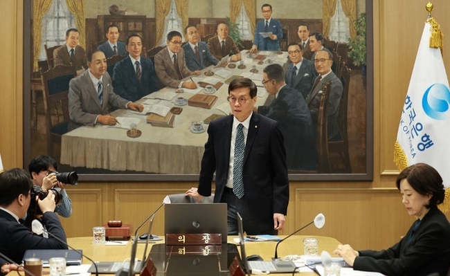  이창용 한국은행 총재가 11일 서울 중구 한국은행에서 열린 금융통화위원회에 참석하고 있다. (사진=뉴시스 제공)