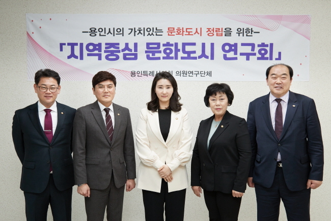 오리엔테이션 기념 촬영. 왼쪽부터 이진규, 안치용, 박은선, 김상수, 김운봉 의원(사진=용인시의회 제공)