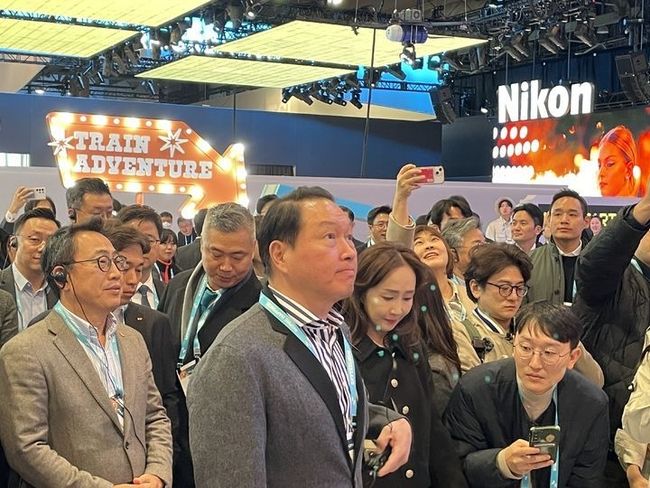 지난 9일(현지시간) 'CES 2024' SK 통합전시관 'SK원더랜드'를 찾은 최태원 SK그룹 회장이 '원더글로브'를 보고 있다.(사진=뉴시스 제공)