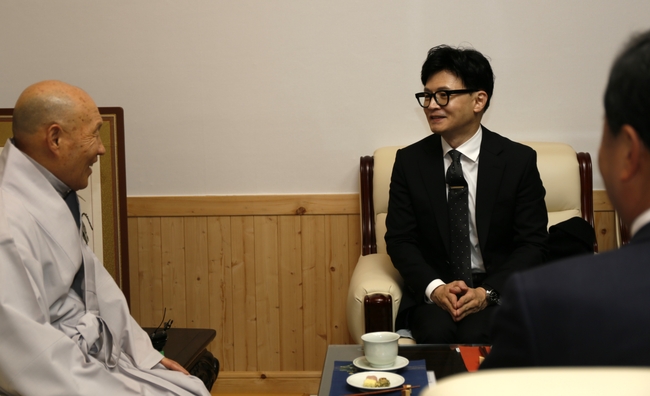 9일 천태종 상월원각대조사 탄신 112주년 기념법회에 참석차 충북 단양 구인사를 방문한 국민의힘 한동훈(오른쪽) 비대위원장이 덕수 총무원장과 환담하고 있다.(사진=뉴시스 제공)