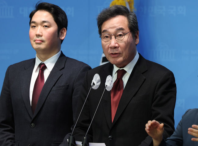 이낙연 전 더불어민주당 대표가 11일 오후 서울 여의도 국회에서 더불어민주당 탈당 선언 기자회견을 하고 있다.(사진=뉴시스 제공)