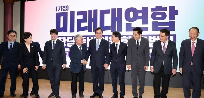 조응천, 이원욱, 김종민, 박원석, 정태근 미래대연합 공동추진위원장 등이 14일 오전 서울 여의도 국회 의원회관에서 열린 미래대연합 창당준비위원회 출범식에서 기념촬영을 하고 있다. 왼쪽부터 김종민, 양향자 한국의희망 대표, 이준석 개혁신당(가칭) 정강정책위원장, 조응천 공동추진위원장, 탈당 후 창당을 추진중인 이낙연 전 더불어민주당 대표, 이원욱 공동추진위원장, 금태섭 새로운선택 공동대표, 정태근 공동추진위원장, 최운열 전 의원. (사진=뉴시스 제공)