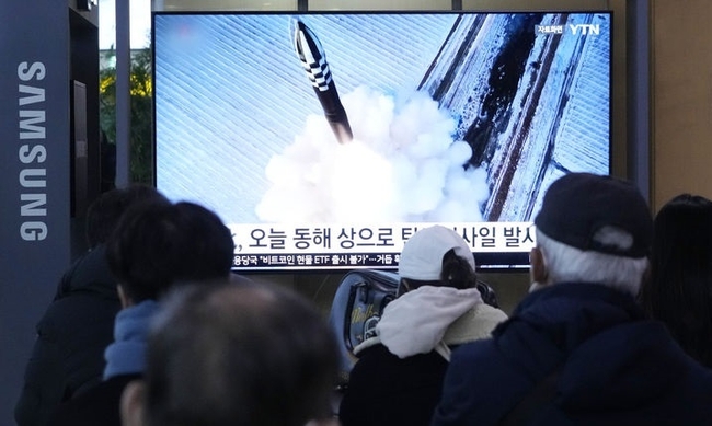 지난 14일 서울 용산구 서울역에서 시민들이 북한의 탄도미사일 발사 뉴스를 시청하고 있다. (사진=뉴시시스 제공)