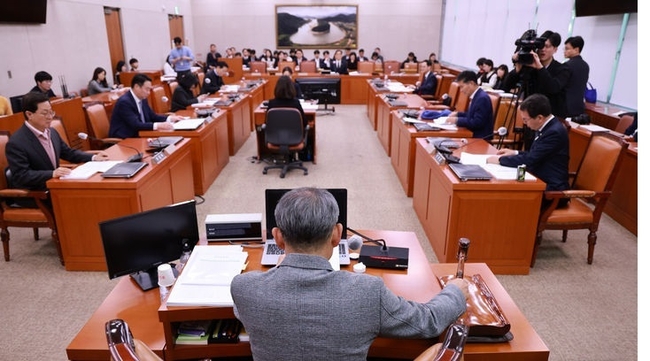윤준병 안건조정위원장이 15일 오후 서울 여의도 국회에서 열린 농림축산식품해양수산위원회 안건조정위원회에서 의사봉을 두드리고 있다.(사진=뉴시스 제공)