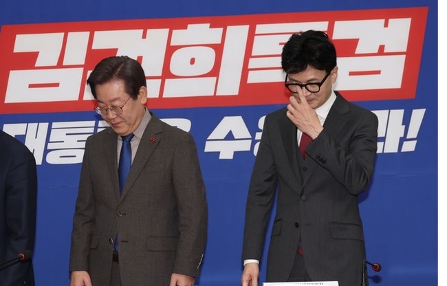  이재명 더불어민주당 대표와 한동훈 국민의힘 비상대책위원장이 지난헤 12월 29일 오후 서울 여의도 국회 민주당 대표실로 입장하고 있다. (사진=뉴시스 제공)