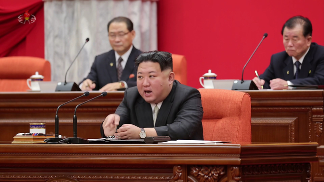 김정은 국무위원장이 지난해 12월 28일 노동당 중앙위원회 전원회의 3일 차에서 경공업 발전 방안과 2024년도 예산안을 논의했다고 조선중앙TV가 29일 보도했다. (사진=조선중앙TV 캡처/뉴시스 제공) 