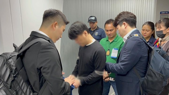 경찰청은 국민건강보험공단에서 46억원을 횡령하고 해외로 도주한 국민건강보험공단 재정관리팀장 최모(45)씨를 인천국제공항을 통해 국내로 강제송환 했다고 17일 밝혔다. 최씨는 지난 2022년 4월부터 같은 해 9월까지 국민건강보험공단에서 채권압류 등으로 지급 보류된 진료비용 총 46억2000원을 빼돌린 뒤 가상화폐로 환전, 범죄 수익을 은닉한 혐의를 받는다. (사진=경찰청 제공)