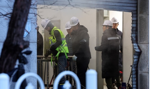 18일 오전 내부 밸브 누수 사고가 발생한 서울 양천구 신정가압장에서 서울에너지공사 관계자들이 복구 작업을 하고 있다. 이번 사고로 서울 양천·구로구 일대 3만8000가구에 지역난방 공급이 중단됐다. (사진=뉴시스 제공)