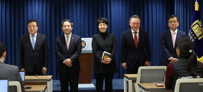(왼쪽부터)이진복 정무수석, 강승규 시민사회수석, 김은혜 홍보수석, 안상훈 사회수석, 최상목 경제수석이 지난해 12월 30일 서울 용산 대통령실 청사에서 열린 김대기 대통령실 비서실장의 인사발표 관련 브리핑 후 인사하고 있다