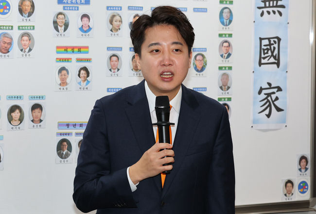 이준석 개혁신당 정강정책위원장이 19일 서울 용산 전국호남향우회총연합회 간담회에서 인사말하고 있다