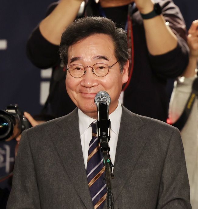 이낙연 전 민주당 대표가 16일 서울 동작구 서울여성플라자에서 열린 새로운미래 출범식에서 인사말을 하고 있다