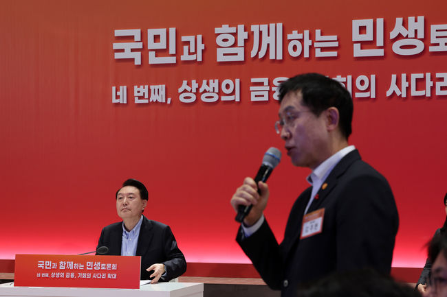 윤석열 대통령이 17일 서울 여의도 한국거래소에서 열린 네 번째 국민과 함께하는 민생토론회에서 김주현 금융위원장의 ‘상생의 금융, 기회의 사다리 확대’를 위한 정책 방안 발표를 듣고 있다.
