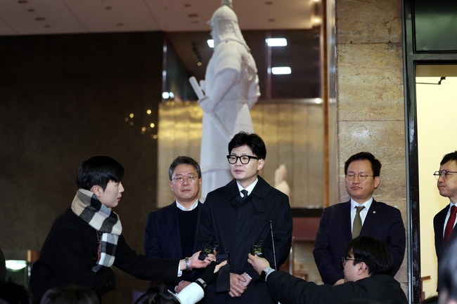 한동훈 국민의힘 비상대책위원장이 22일 오전 서울 여의도 국회로 출근하며 취재진의 질문에 답변하고 있다.(사진=뉴시스 제공)