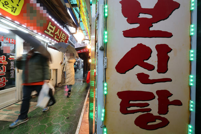 식용 목적으로 개를 사육·도살·유통·판매하는 행위를 금지하는 특별법 제정안이 지난 1월 9일 국회 본회의를 통과했다.