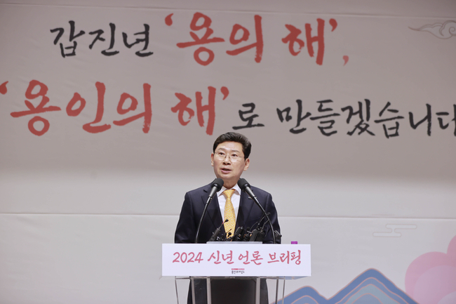 이상일 용인특례시장이 지난 10일 기흥ICT밸리에서 열린 신년 언론브리핑에서 용인반도체클러스터 입주협약 내용을 공개했다
